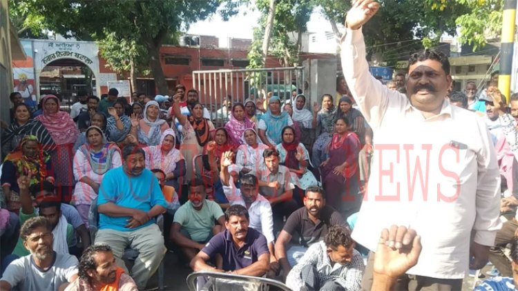 पंजाबः निगम गेट के बाहर सफाई कर्मियों का प्रदर्शन, लगाया धरना 