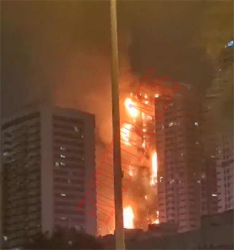 एक इमारत में लगी भीषण आग, कई मंजिलों तक फैली लपटें, देखें वीडियो
