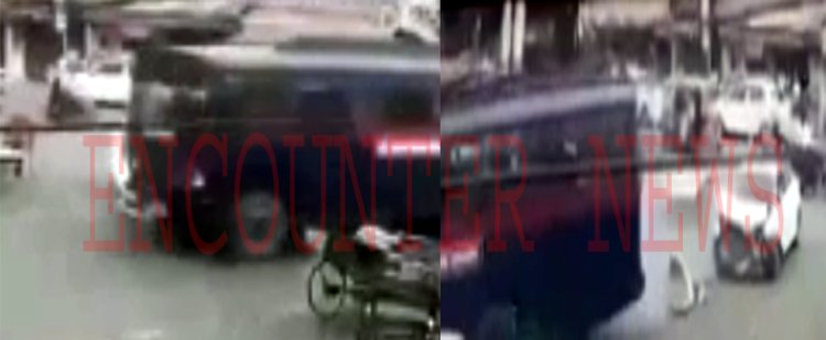 पंजाबः हवालातियों से भरी तेज रफ्तार बस की कार से टक्कर, देखें वीडियो