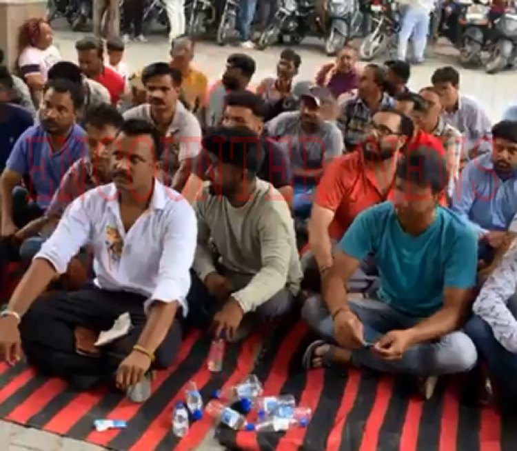 जालंधरः निगम दफ्तर के बाहर मुलाजिमों ने लगाया धरना, देखें वीडियों