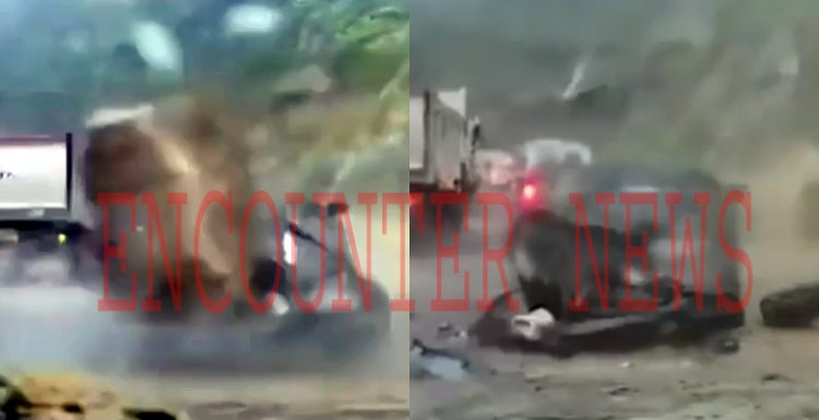 पहाड़ से गिरे पत्थर ने मचाई आफत, 3 कारों को कुचला, 2 की मौत, देखें वीडियो