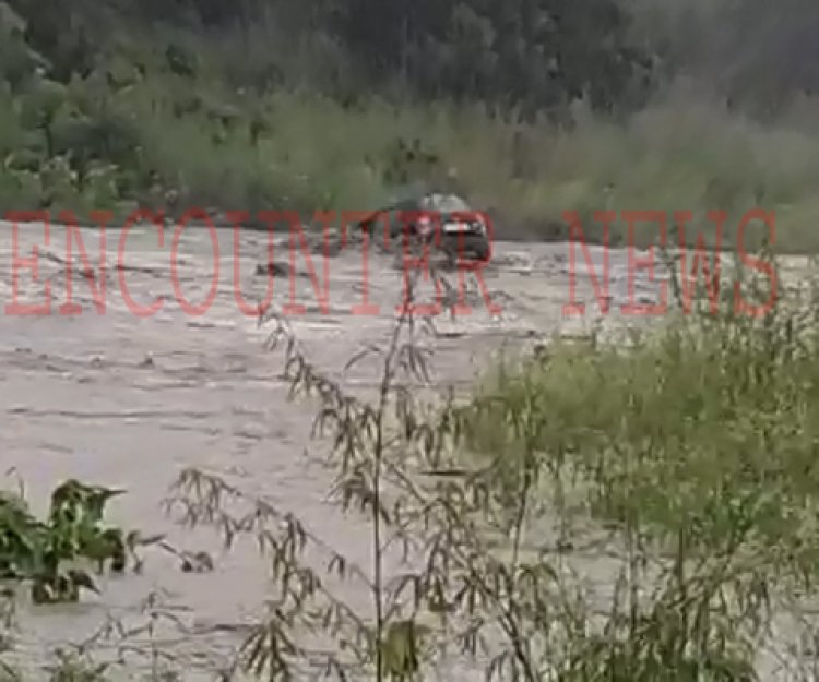 होशियारपुरः बारिश के दौरान टीचर की पानी में बही कार, देखें वीडियो