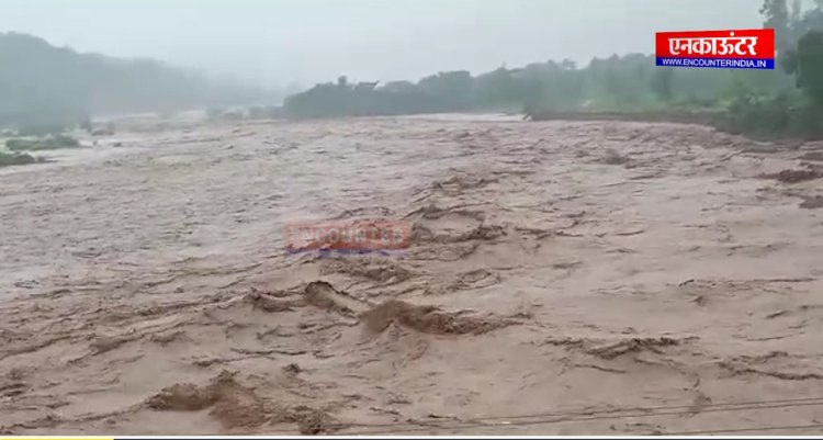 BBN में तेज बारिश के कारण सड़कें बनी तालाब, आवाजाही हुई बंद, देखें वीडियो 