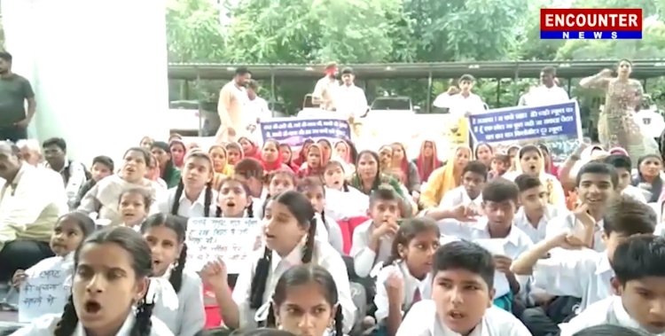 पंजाब: संघर्ष कमेटी ने स्कूल को बहाल करने के लिए किया रोष प्रदर्शन, देखें वीडियो