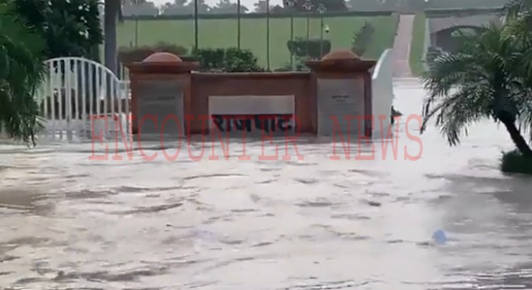 राजघाट के मेन गेट तक पहुंचा यमुना का पानी, देखें वीडियो