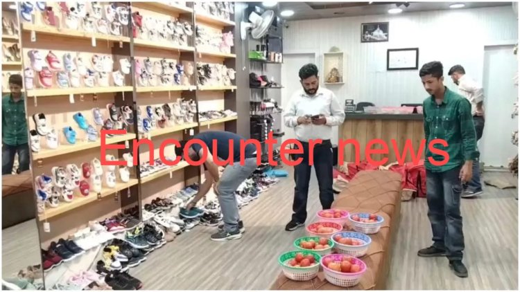 पंजाब: गजब स्कीम, इस बाजार में मिल रहे एक जोड़ी जूतों के साथ 2 किलो टमाटर फ्री