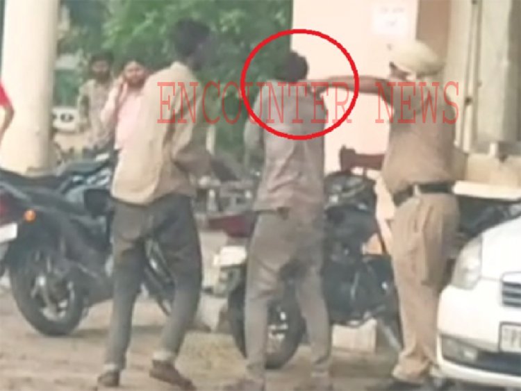पंजाबः पुलिस की गुंडागर्दी, सिविल अस्पताल में आरोपी युवकों को मारे मुक्के, देखें वीडियो
