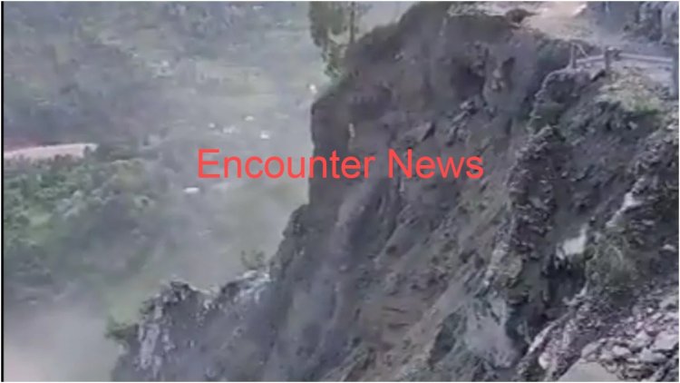 जम्मू कश्मीर में नदी में गिरा पहाड़ का बड़ा हिस्सा, देखें खौफनाक मंजर