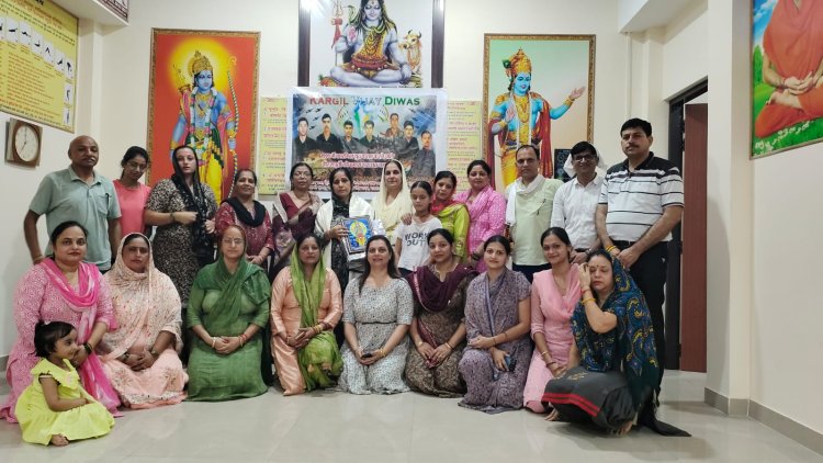 कारगिल विजय दिवस पर शहीद मनोहर की धर्मपत्नि भागो देवी को महिला संगठनों ने किया सम्मानित