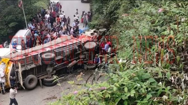 इस रोड पर पलटा बेकाबू ट्रक, कई गाड़ियां क्षतिग्रस्त, 2 की मौत, देखें वीडियो