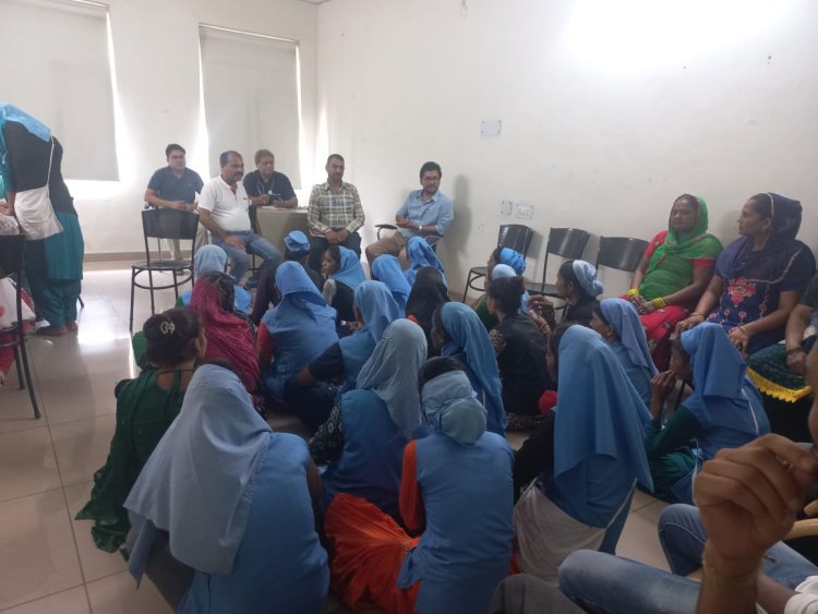 ईएसआई नालागढ़ द्वारा आयोजित शिविर में जांच करते करते चिकित्सक