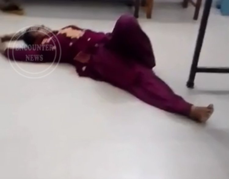 कोर्ट में सुनवाई के दौरान फर्श पर लेटकर महिला करने लगी नागिन डांस, लोग हुए हैरान, वीडियो वायरल