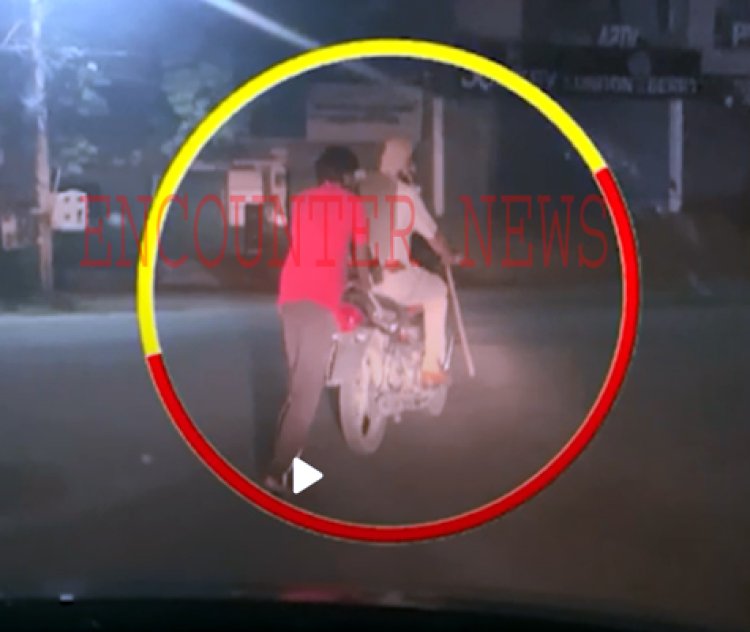 पंजाबः पुलिसकर्मी का अजब कारनामा, मोटरसाइकिल पर बैठकर मासूम से लगवा रहा धक्का, देखें वीडियो