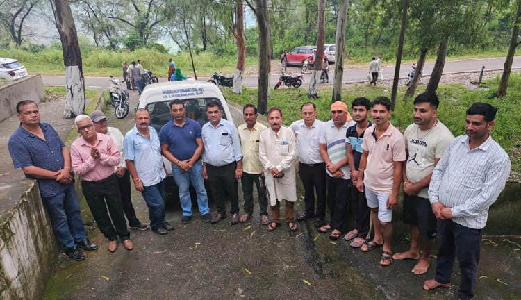 विभिन्न सामाजिक संस्थाओं के प्रतिनिधि बाढ़ एवं आपदा से प्रभावित लोगों को राशन किट बांटते हुए।