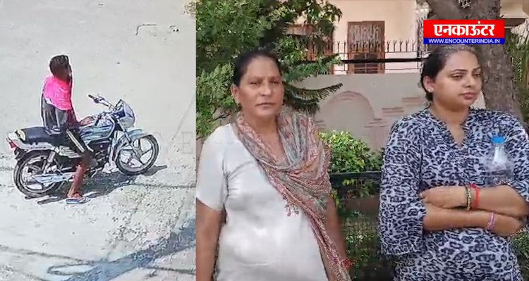 फगवाड़ा: मोटरसाइकिल सवार लुटेरा NRI महिला का पर्स छीन कर हुए फरार, देखे वीडियो