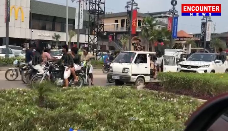 Jalandhar: Eastwood Village  के बाहर युवक कर रहे हुल्लड़बाजी, वीडियो वायरल