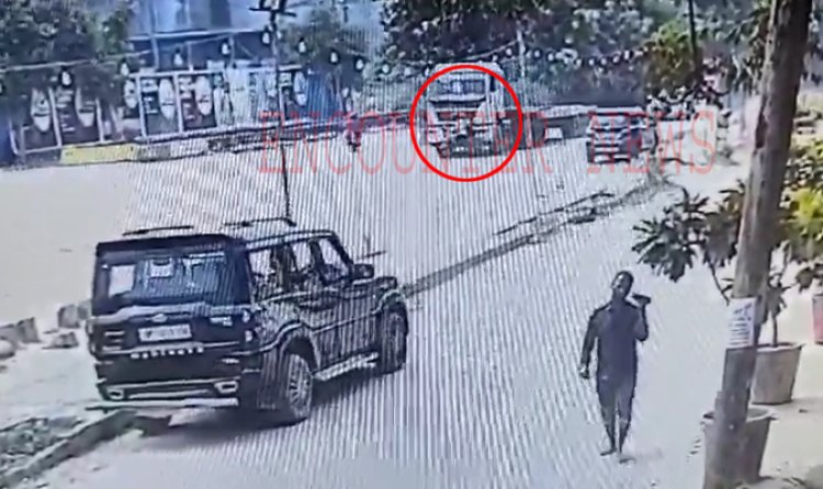 स्कूटी सवार दपंति को ट्रक चालक ने कुचला, मौत, देखें दिल दहलाने वाला वीडियो