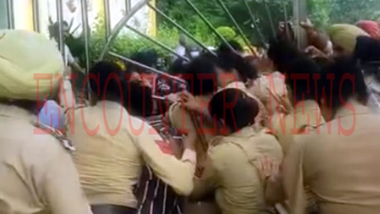 पंजाबः BSC नर्सिंग की छात्राओं का प्रदर्शन, यूनिवर्सिटी का गेट बंद कर फैकल्टी को अंदर आने से रोका, पुलिस ने खदेड़ा, देखें वीडियो