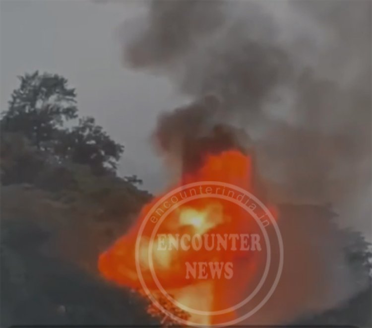 भयानक हादसाः सिलेंडर से भरी गाड़ी पलटने के बाद लगी भीषण आग, देखें वीडियो