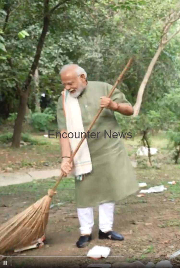 स्वच्छता अभियान के तहत PM Modi ने किया श्रमदान,देखें वीडियो