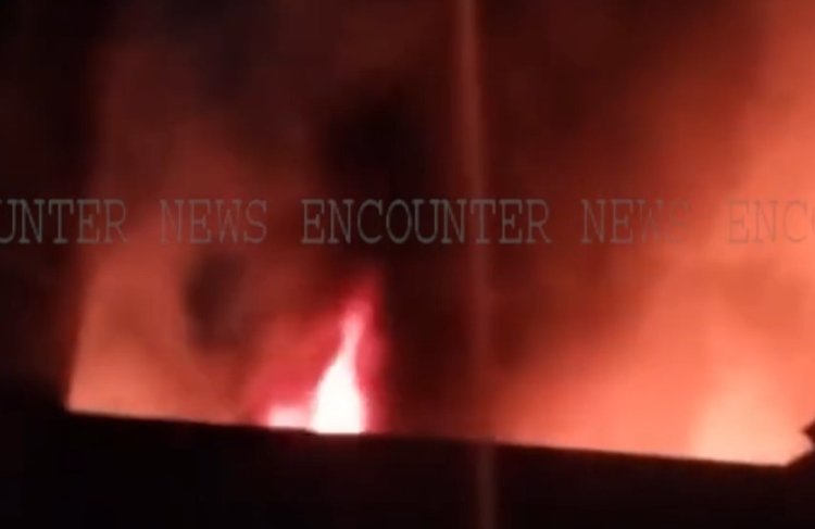कबाड़ के गोदाम में लगी भीषण आग, गाड़ी जलकर हुई खाक, देखें वीडियो