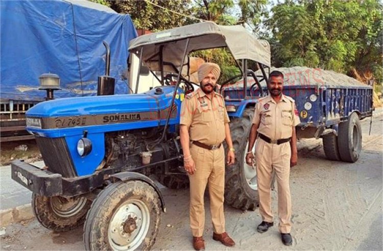 पंजाबः पुलिस ने 5 ट्रैक्टर-ट्रालियों को किया जब्त