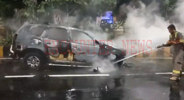 चलती कार में लगी आग, चालक ने कूदकर बचाई जान, देखें वीडियो 
