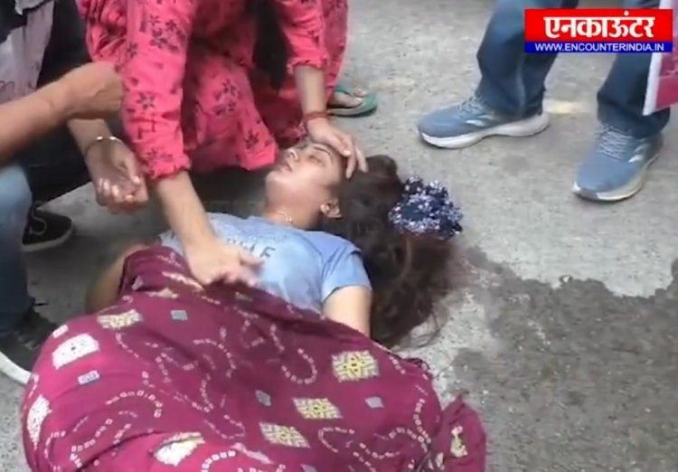 पंजाबः एक्टिवा पर जा रही युवती अचानक सड़क पर गिरी, जहरीला पदार्थ निगलने की आंशका, देखें वीडियो