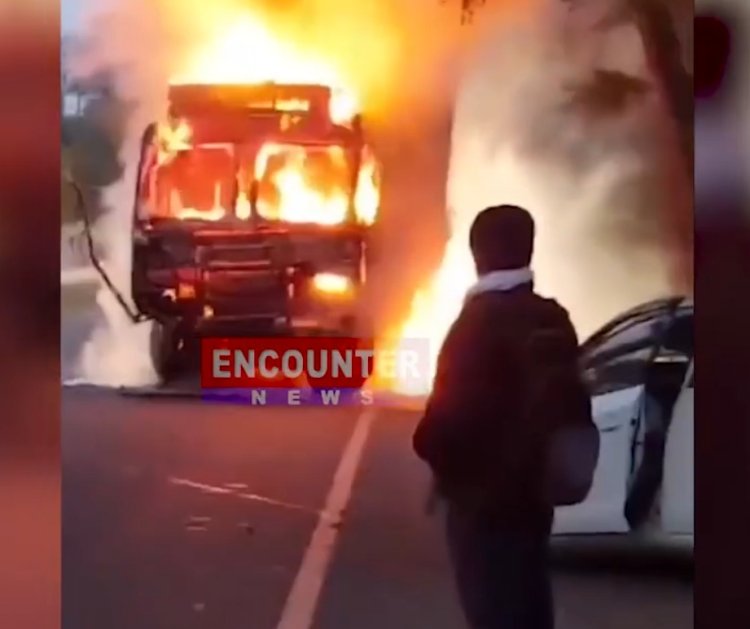 पंजाब : ट्रक और कार की टक्कर में गाड़ी को लगी आग, एक की मौ'त, देखें वीडियो 