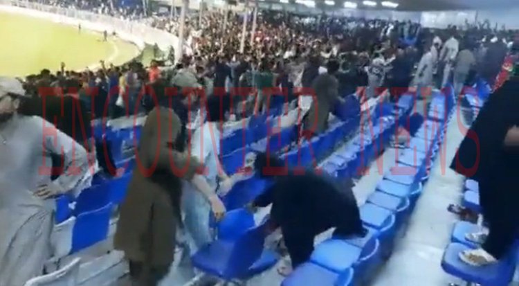 पाकिस्तान और अफ़ग़ानिस्तान के मैच दौरान फैंस ने स्टेडियम में मचाया बवाल, तोड़ी कुर्सियां, देखें वीडियो 