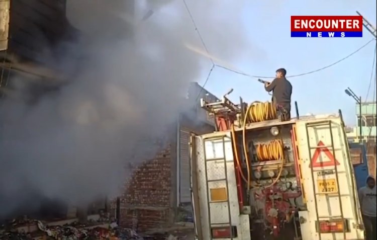 पंजाबः होलसेल के गोदाम में लगी आग, तपिश से बिल्डिंग में आई दरार, देखें वीडियो