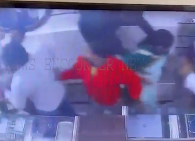 पंजाबः 2 दुकानदारों में जमकर चले लात-घूंसे, देखें CCTV