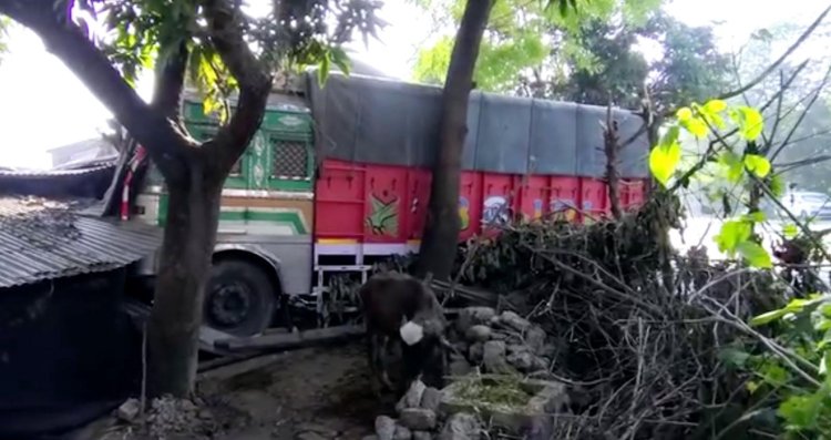 भैरा में हुई कार - ट्रक की टक्कर, पशुशाला में घुसा अनियंत्रित ट्रक