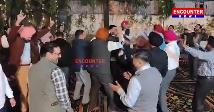 पंजाबः विदाई पार्टी में अफसरों के साथ पूर्व CP ने डाला भांगड़ा, देखें वीडियो