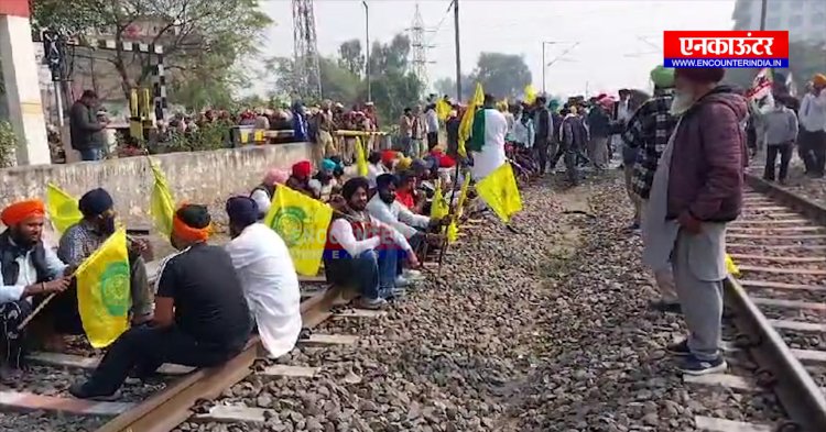 जालंधरः हाईवे के बाद अनिश्चित काल के लिए रेलवे ट्रैक पर बैठे किसान, माहौल तनावपूर्ण, देखें वीडियो