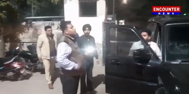 पंजाबः काली गाड़ी पर लाल बत्ती लगाकर बाजार में हूटर मारना युवक को पड़ा मंहगा, देखें वीडियो