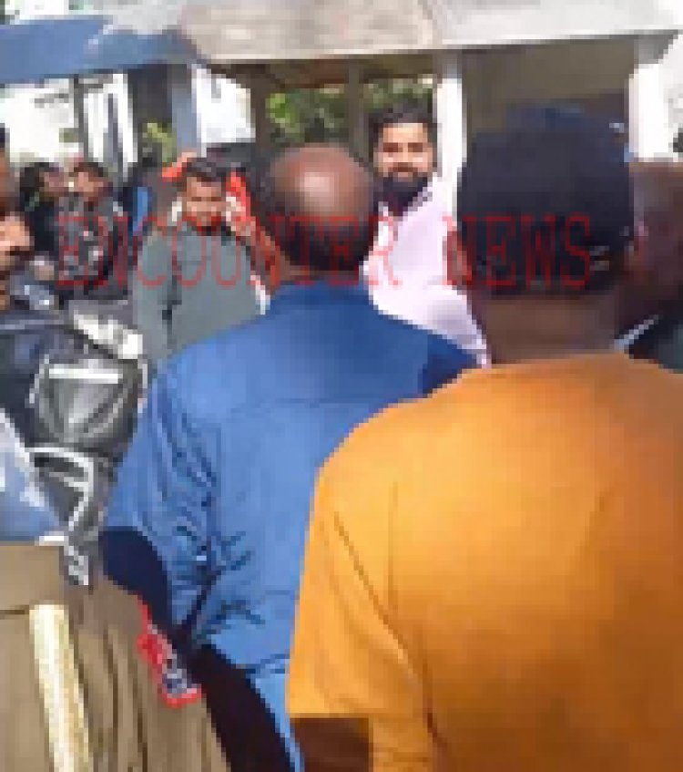 जालंधरः नगर निगम दफ्तर के बाहर कर्मियों ने लगाया धरना, देखें Live