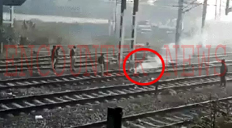 जालंधरः रेलवे स्टेशन के ओवरब्रीज से गुजर रही ​​​​​​​हाई एक्सटेंशन तारों की चपेट में आया व्यक्ति, झुलसने से मौ'त