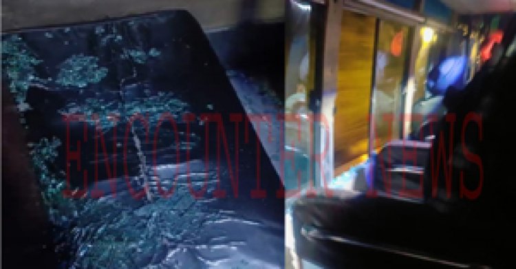 पंजाबः युवकों ने बस पर किया हमला, तोड़े शीशे, देखें वीडियो
