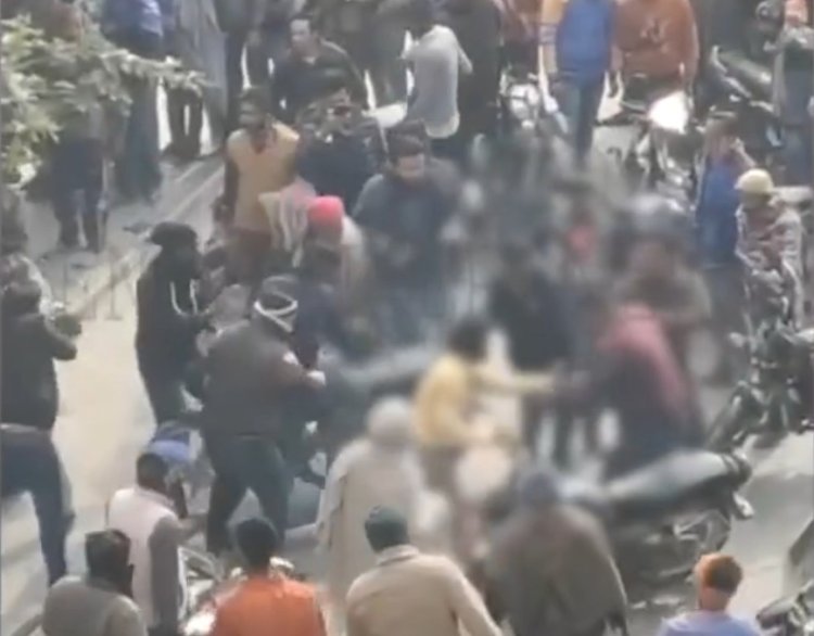 पंजाबः सिविल अस्पताल में दो पक्षों में जमकर चले लात-घूंसे, भारी हंगामा, देखें वीडियो
