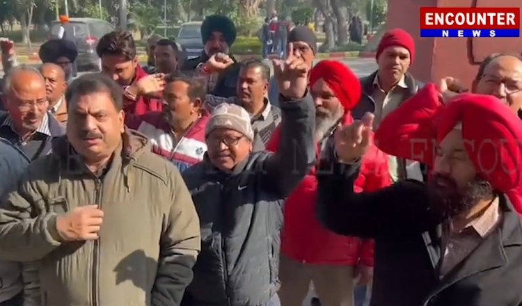 पंजाबः अब इस यूनिवर्सिटी में प्रोफेसरों और कर्मियों ने किया रोष प्रदर्शन, देखें वीडियो