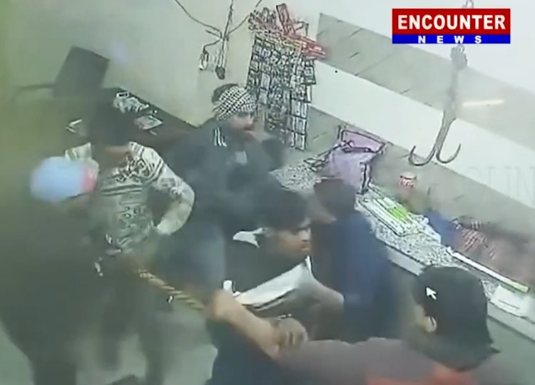 पंजाबः मीट दुकान के ग्राहक और कर्मचारी के बीच हुई खूनी झड़प, तोड़े पैर, देखें CCTV