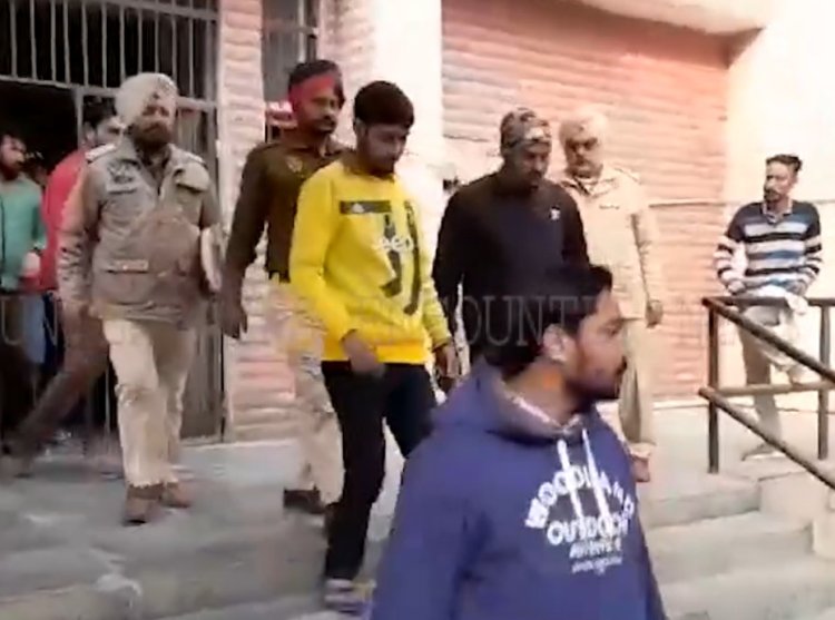 पंजाबः डबल मर्डर केस में तिहाड़ जेल से 2 गैंगस्टरों को प्रोडक्शन वारंट पर लाई पुलिस, देखें वीडियो