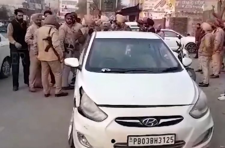 पंजाबः कार सवार युवकों और पुलिस में हुई फायरिंग, देखें वीडियो