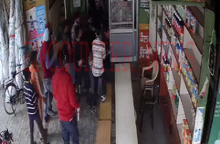 पंजाबः आवार कुत्तों को लेकर दुकानदार पर 15 युवकों ने किया हमला, देखें CCTV