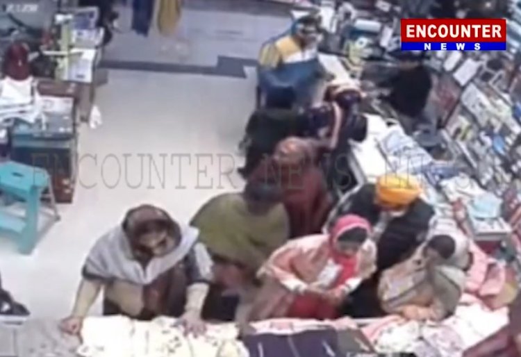 पंजाबः दुकान में शॉपिंग दौरान पर्स से 35 हजार रुपए लेकर महिलाएं फरार, देखें CCTV 