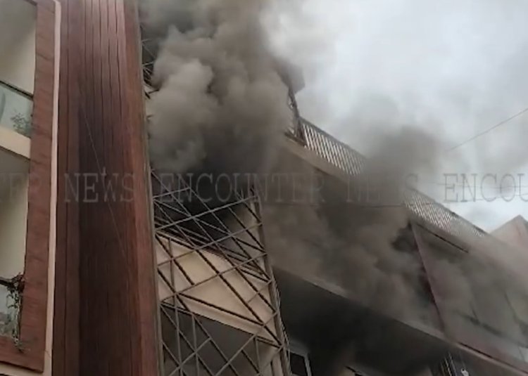 पंजाब : फ्लैट में लगी भीषण आग, लाखों का सामान जलकर राख, देखें वीडियो