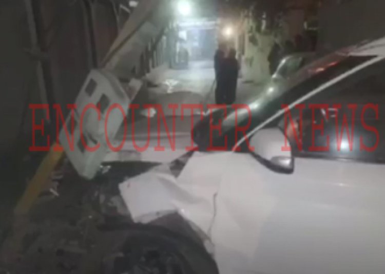 जालंधरः नशे में धुत्त कार सवार युवकों ने बिजली के खंभे में मारी टक्कर, हुआ धमाका, देखें वीडियो