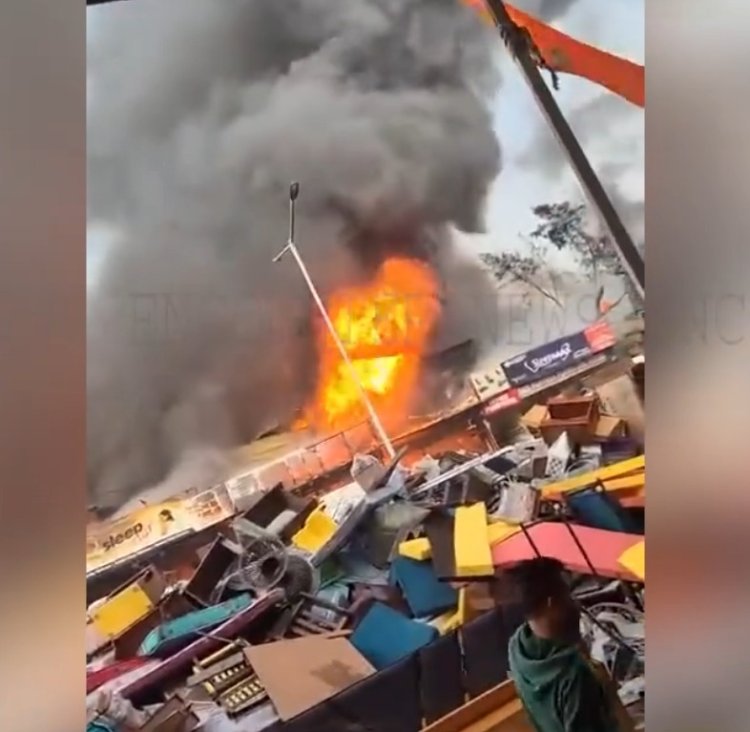 फर्नीचर मार्केट में भीषण आग लगने से 15 दुकानें जलकर हुई खाक, देखें वीडियो