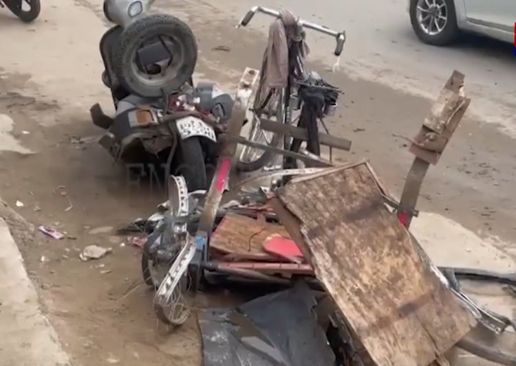 पंजाबः कार- स्कूटर और रिक्शा में हुई टक्कर, एक की मौ+त, देखें वीडियो